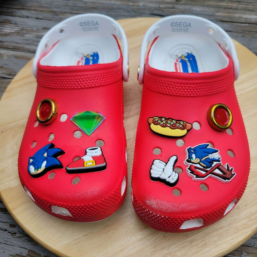 Crocs Sonic Hedgehog Clogs Big Kids J4 Red Fit Women 6 SEGA Gamer Jibbitz Charms